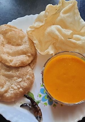 A picture of Aamras aur Poori.