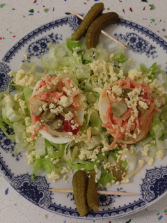 Una foto de Huevos rellenos de ensalada china con salsa cocktail