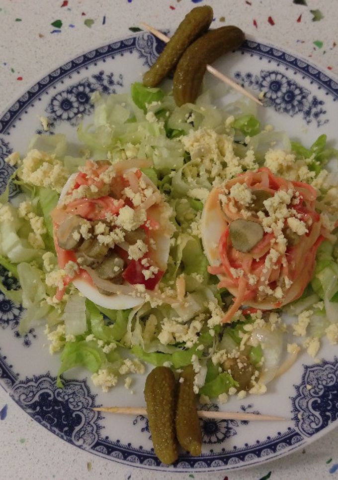 Una foto de Huevos rellenos de ensalada china con salsa cocktail