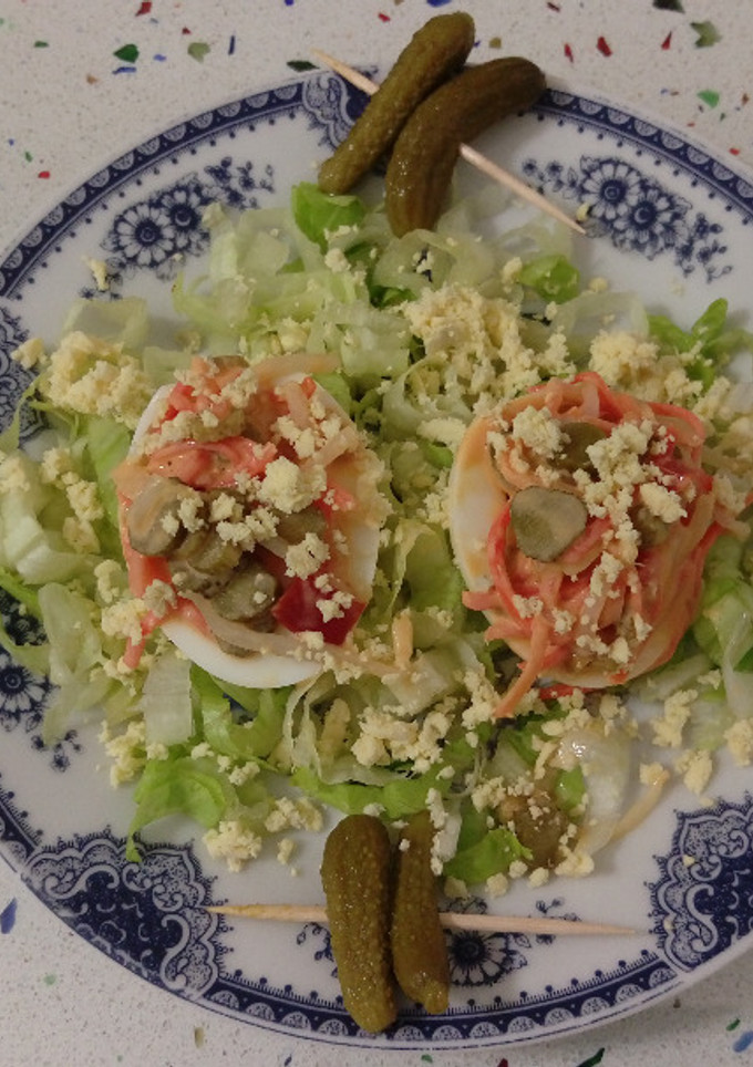 Una foto de Huevos rellenos de ensalada china con salsa cocktail