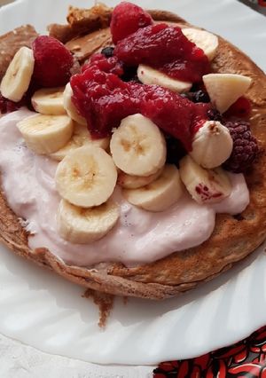 Una foto de Maxi tortita de avena, yogur y frutos rojos con crema
