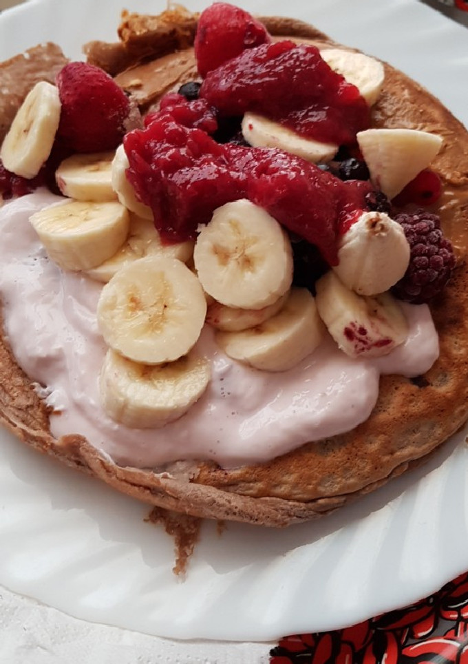 Una foto de Maxi tortita de avena, yogur y frutos rojos con crema