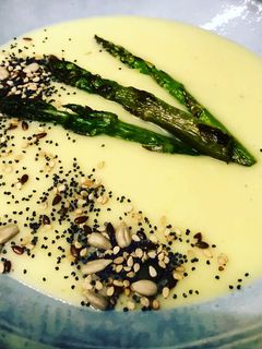 Una foto de Crema fría de puerros con puntas de triguero ahumadas y variado de semillas