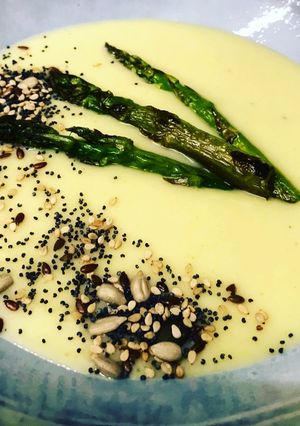 Una foto de Crema fría de puerros con puntas de triguero ahumadas y variado de semillas