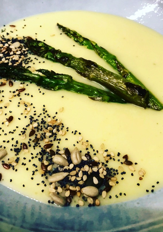 Una foto de Crema fría de puerros con puntas de triguero ahumadas y variado de semillas