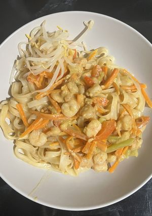 Una foto de Pad thai con salsa de cacahuete