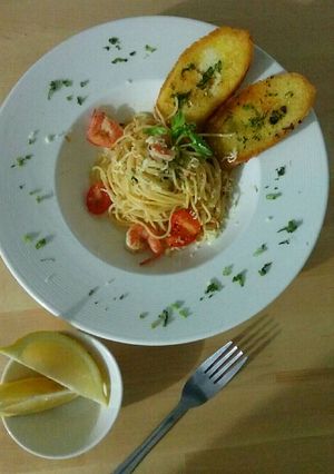 Foto resep Spaghetti aglio e olio dengan udang dan Garlic bread