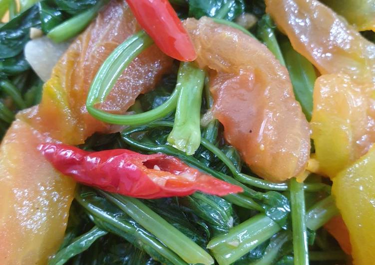 Bagaimana Membuat Tumis kangkung tomat segar yang Lezat