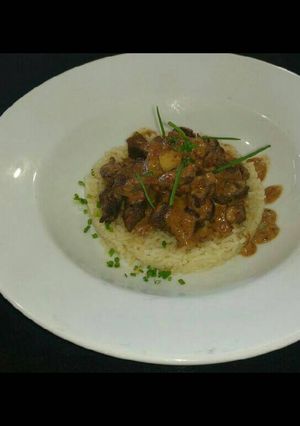 Una foto de Strogonoff con arroz