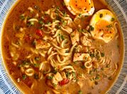 Una foto de caldo ramen