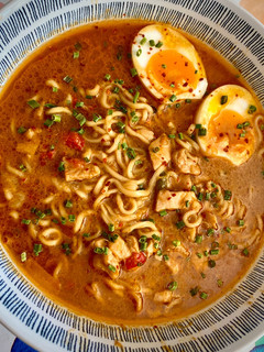 Una foto de Curry Peanut Chicken Ramen