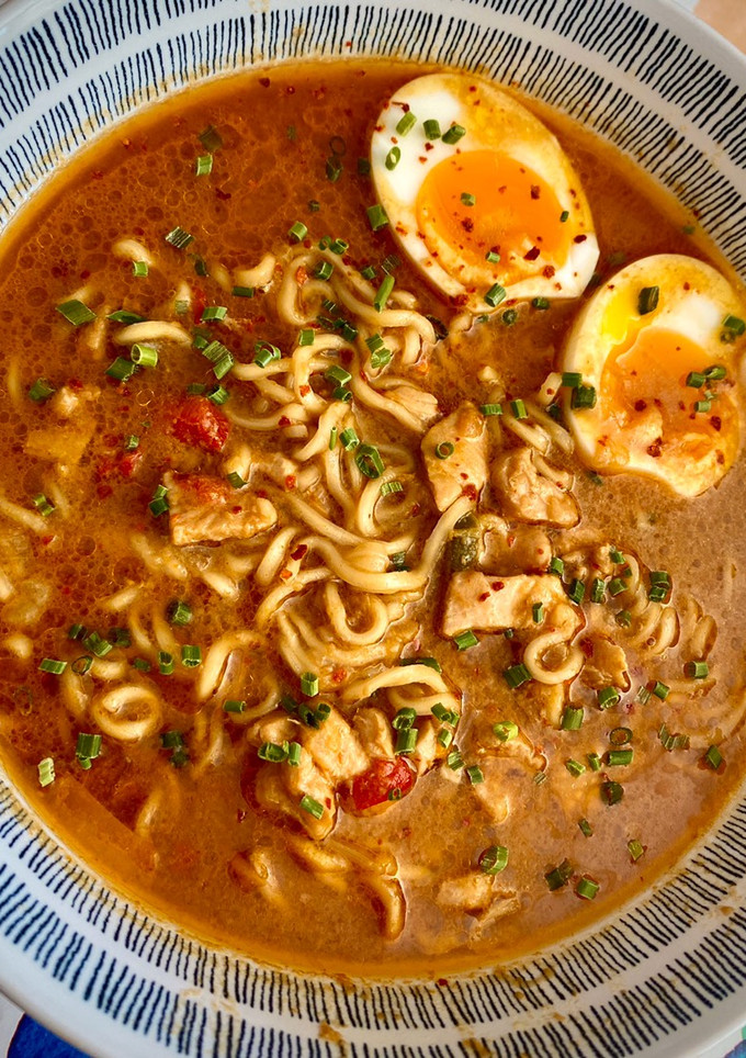 Una foto de Curry Peanut Chicken Ramen