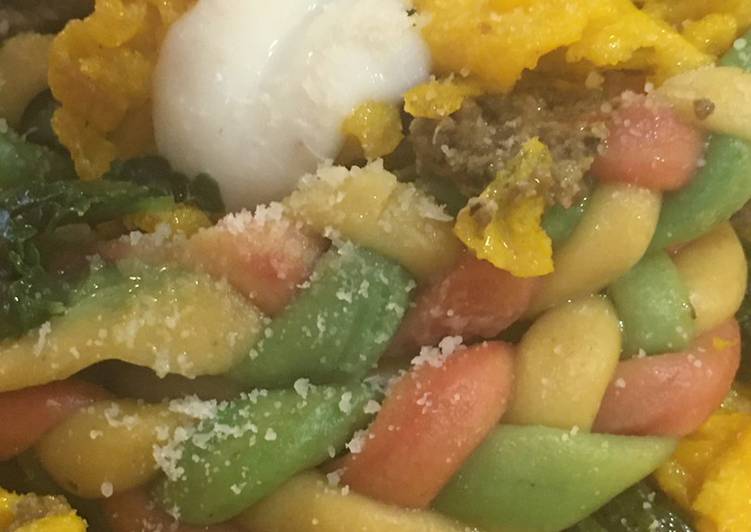 “Trecce Arlecchino” di pasta fatta in casa con stracciatella, spinaci, frittatine e crema di tartufo