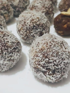 पार्ले जी के लड्डू(Parle ji ke laddu recipe in Hindi) रेसिपी मुख्य फोटो