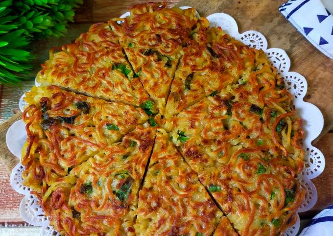 Resep Pizza Indomie Goreng oleh Rahma_Bunda Radit & Rafa - Cookpad