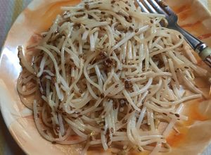 Una foto de Fideos de arroz, salsa de ostras y brotes de soja