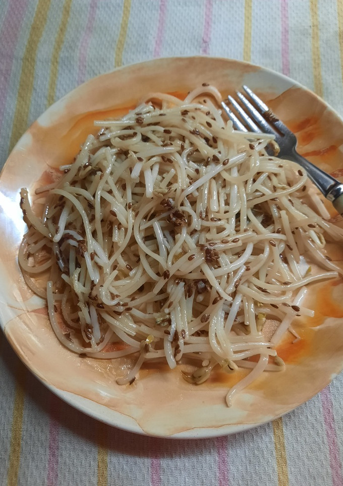 Una foto de Fideos de arroz, salsa de ostras y brotes de soja