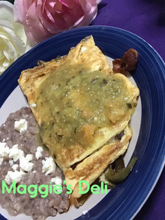Una foto de Omelette de tocino y pimientos bañada con salsa verde con habanero