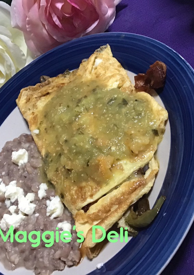 Una foto de Omelette de tocino y pimientos bañada con salsa verde con habanero