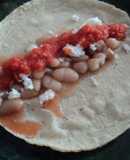 Tacos de frijol  de  la olla con salsa de chorizo y tomatillo cherry con chile de árbol rojo