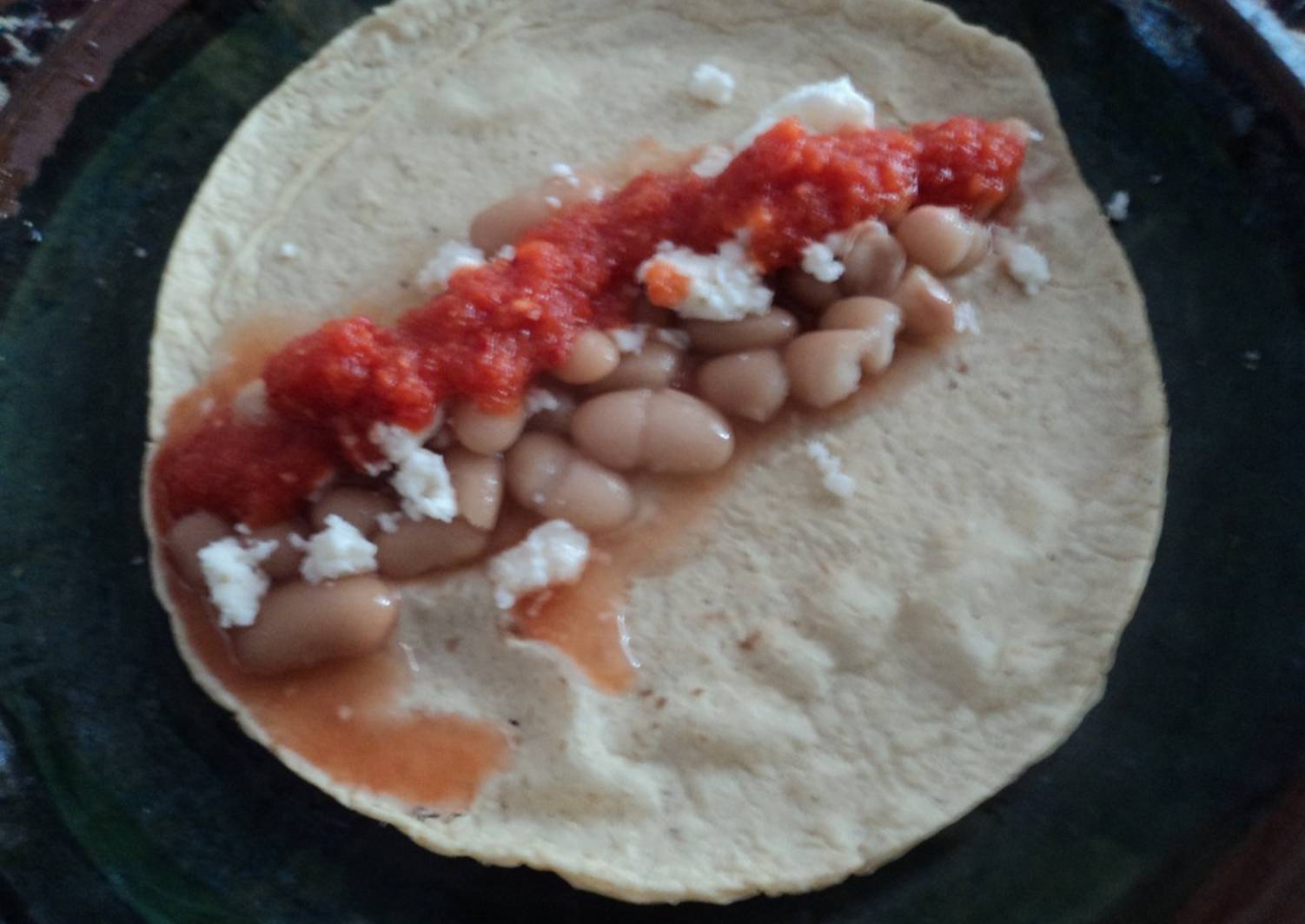 Tacos de frijol de la olla con salsa de chorizo y tomatillo cherry con