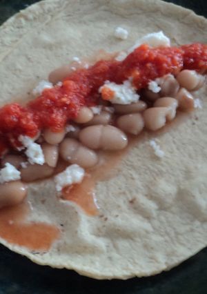 Una foto de Tacos de frijol  de  la olla con salsa de chorizo y tomatillo cherry con chile de árbol rojo