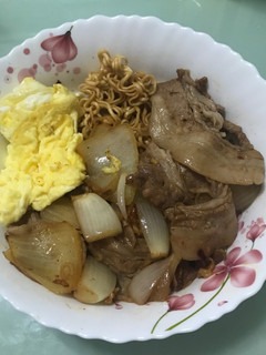 炒泡麵佐歐姆蛋 的食譜成品照片