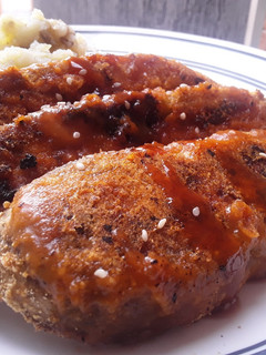 Una foto de Berenjenas🍆 en salsa🍯 BBQ con puré🥔de papas🤔😘😋
