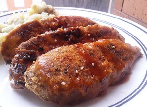 Una foto de Berenjenas🍆 en salsa🍯 BBQ con puré🥔de papas🤔😘😋