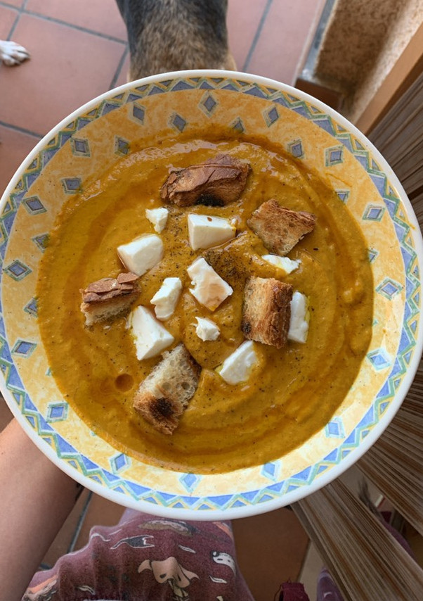 Una foto de Crema de zanahorias asadas y feta