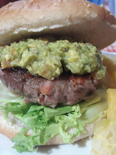 Una foto de Hamburguesa casera Tex-Mex con guacamole