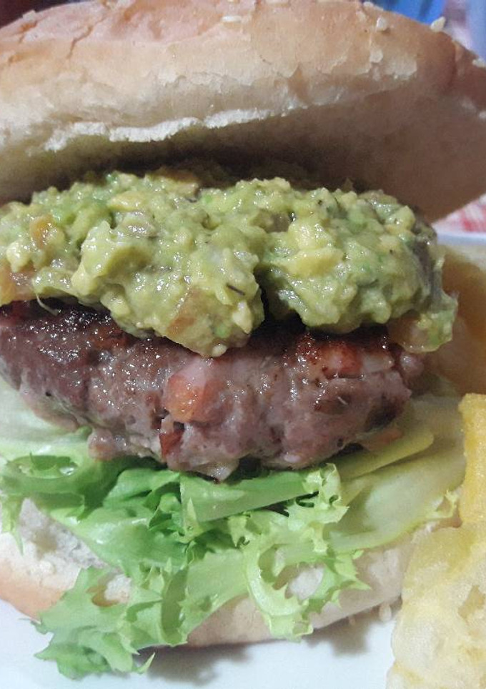 Una foto de Hamburguesa casera Tex-Mex con guacamole