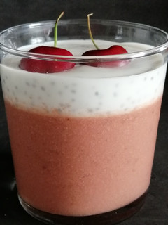 Una foto de Postre de sandia y cerezas