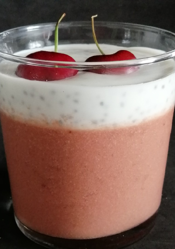 Una foto de Postre de sandia y cerezas