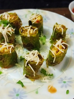 પનીર ભુરજી સ્ટફ્ડ સ્પિનેચ રેપ(paneer bhurji stuffed spinach wrap recipe in Gujarati) રેસીપી મુખ્ય ફોટો