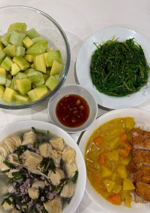 Hình của món Cơm nhà với cari heo chiên xù, canh lá hẹ đậu hũ ky thịt băm, xoài dưa trộn chua ngọt.