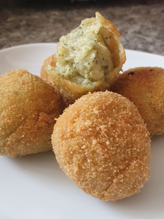 Una foto de Croquetas de pesto y mozzarella