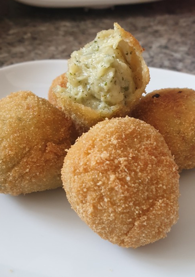 Una foto de Croquetas de pesto y mozzarella