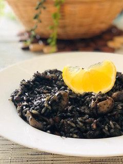 Una foto de Arroz negro con calamares y gambas 🦑🦐