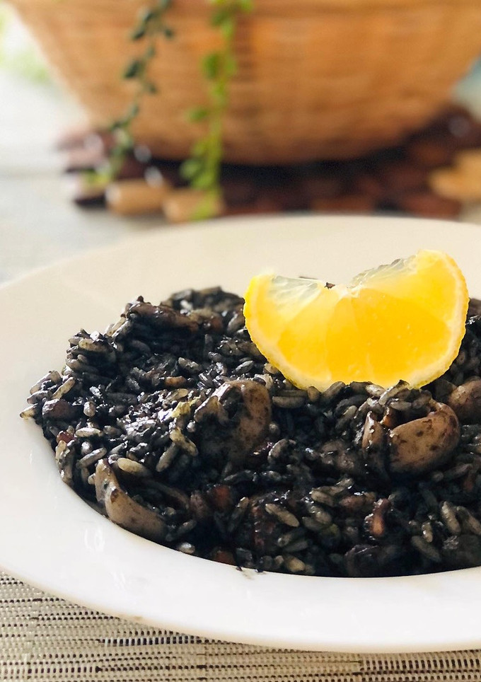 Una foto de Arroz negro con calamares y gambas 🦑🦐