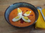 Une photo de soupe tomate