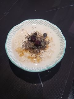 Una foto de Crema de avena, porridge, con jengibre y arándanos