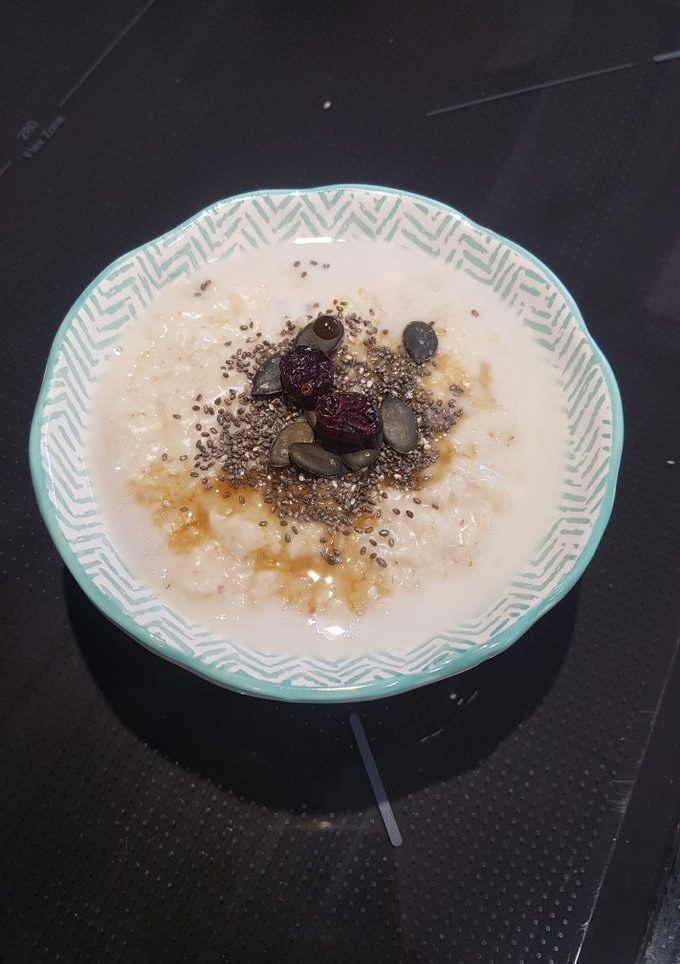 Una foto de Crema de avena, porridge, con jengibre y arándanos