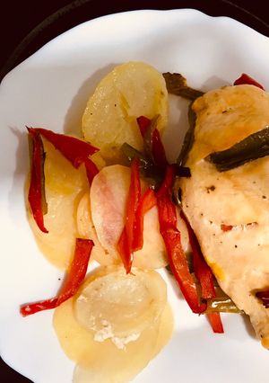 Una foto de Pechuga de pollo con patatas y verduras