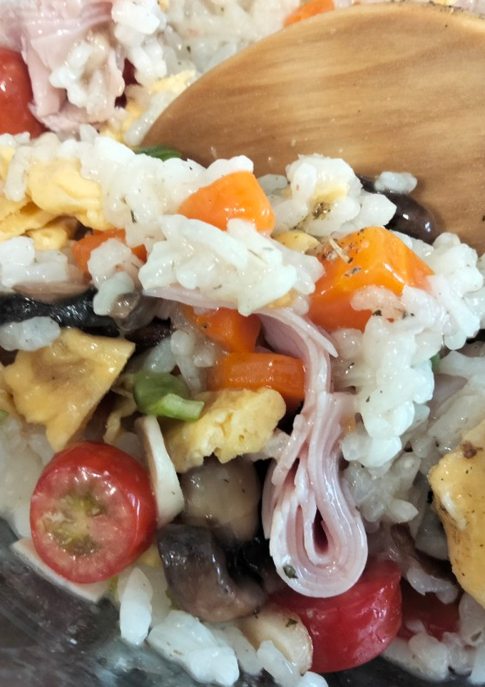 Una foto de Arroz tres delicias hispano 🍛