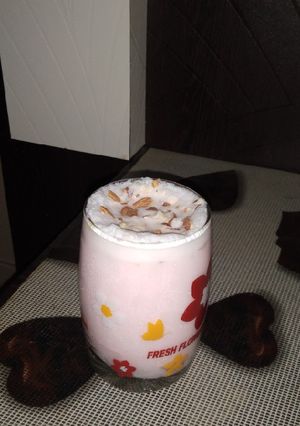 A picture of Strawberry shake.