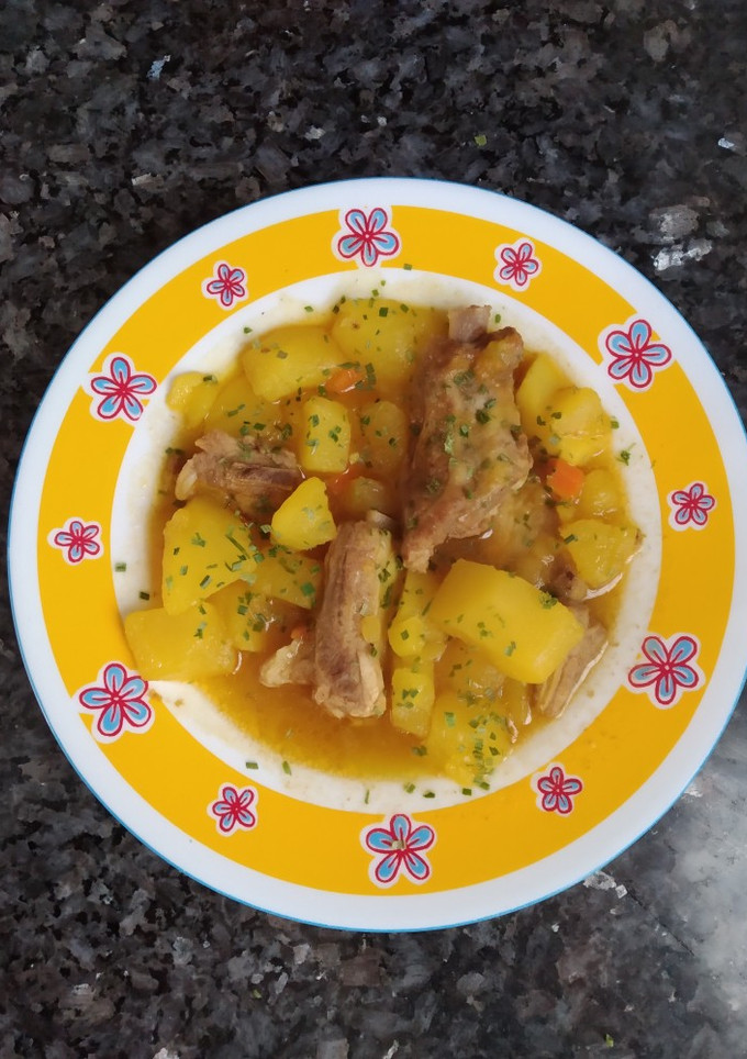 Una foto de Guiso de patatas y costilla
