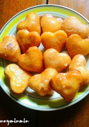 รูปของ Thai tea glazed mini heart donut