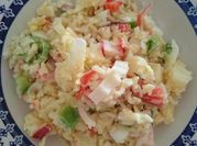 Una foto de ensalada con kanikama y palmitos