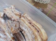 Una foto de churros con dulce leche